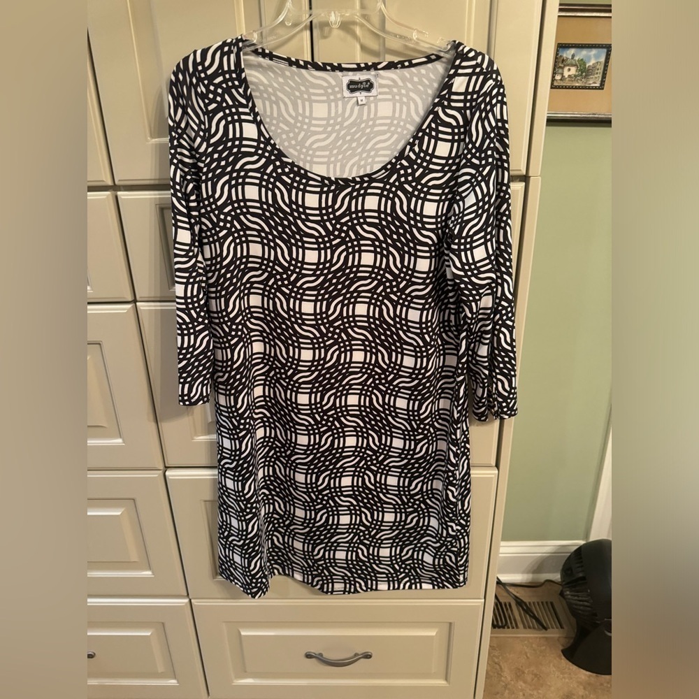Mud Pie women’s dress size medium gold tone buttons on sleeves black and white